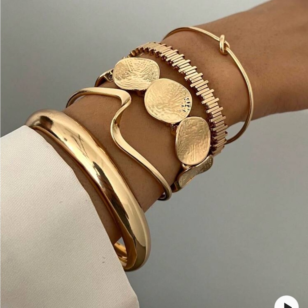 Elegant faux Gold Bracelet Set